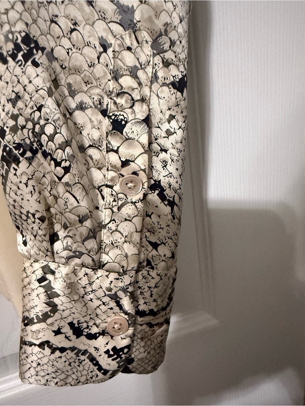 Equipment 100% Silk Blouse with Snake-Print Sleeves- S - Picture 5 of 7